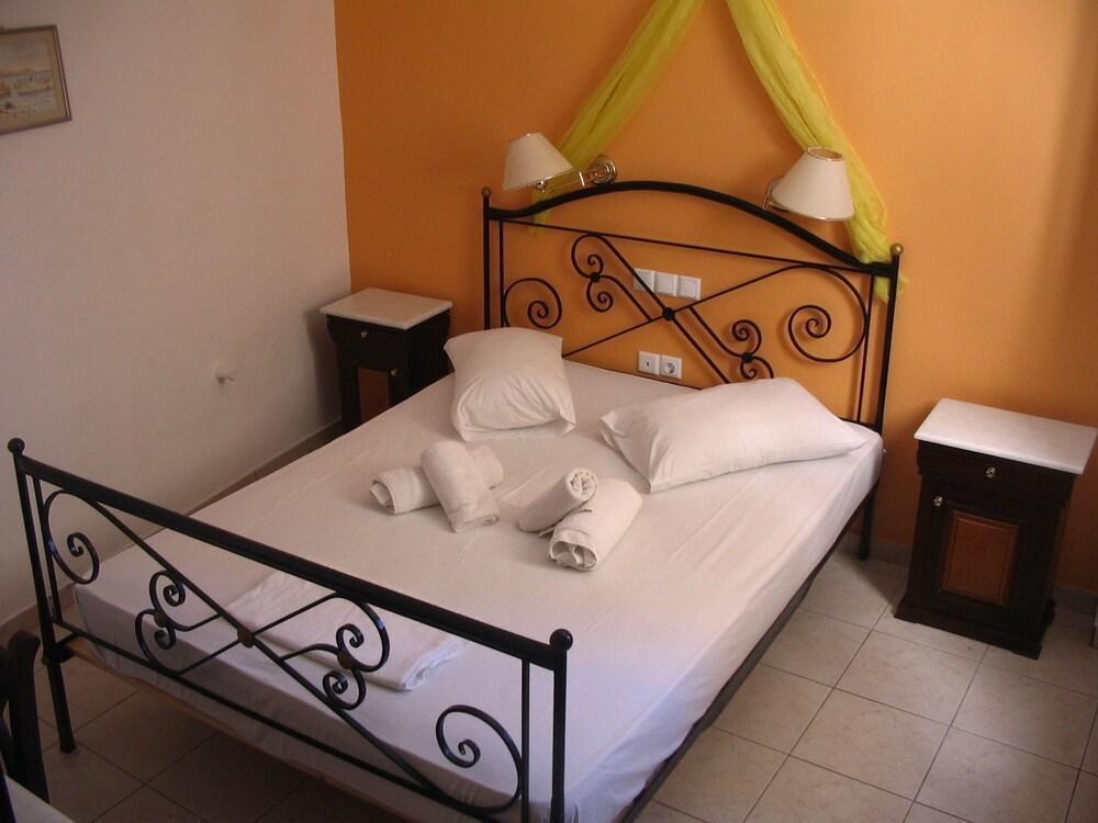 Markakis Studios Fira Town Екстериор снимка